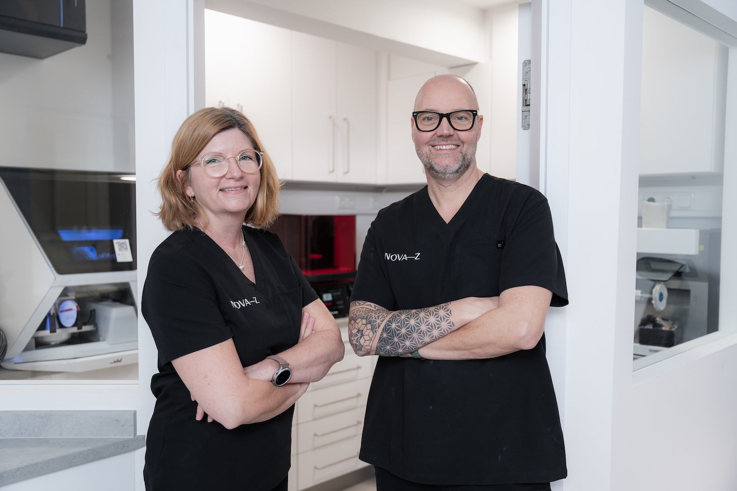 Eine Zahntechnikerin und ein Zahntechniker im praxiseigenen Meisterlabor von NOVA-Z