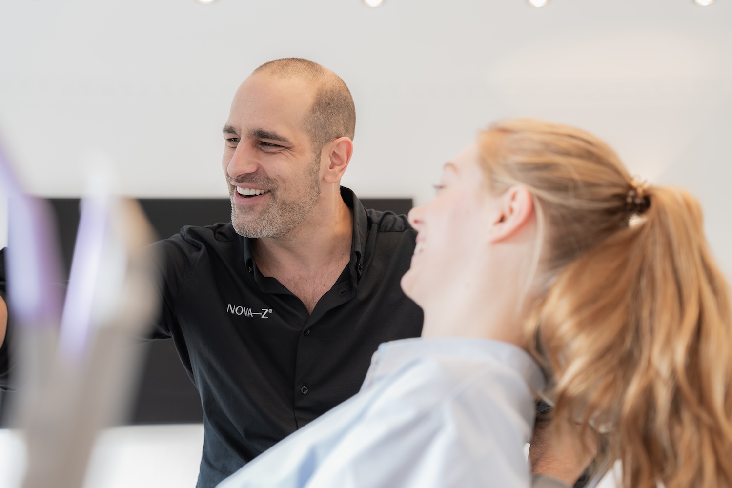 Volldigitalisierte moderne Implantatkonzepte: Dr. Denis Novakovic berät eine Patienten