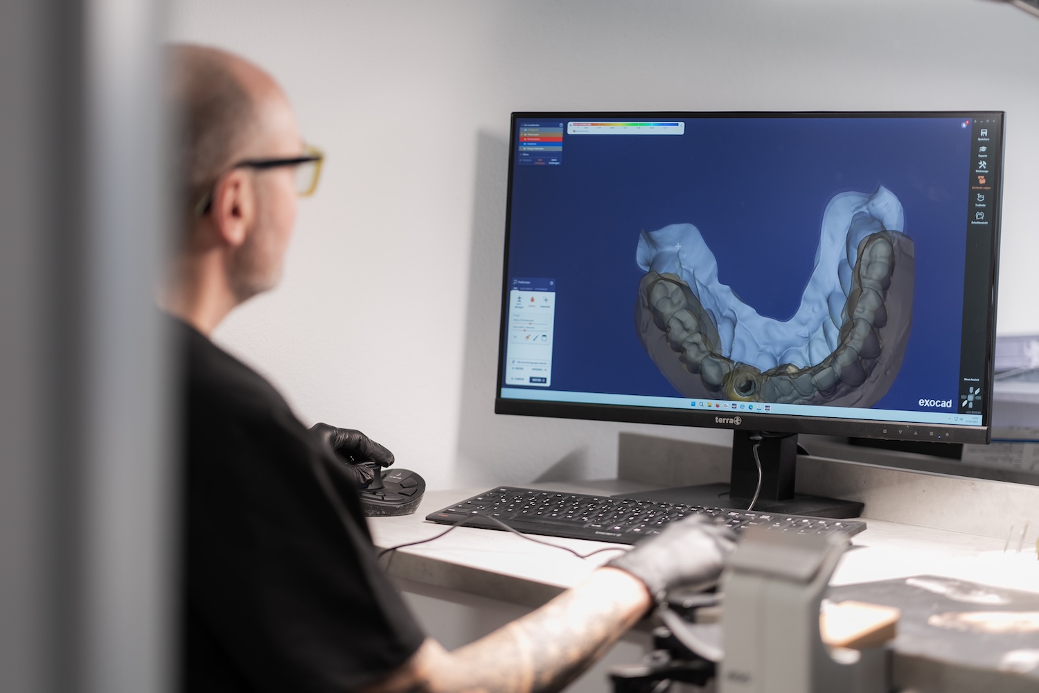 Volldigitalisierte moderne Implantatkonzepte: Ein Zahntechniker von NOVA-Z arbeitet in seinem Dentallabor an digitalem Zahnersatz