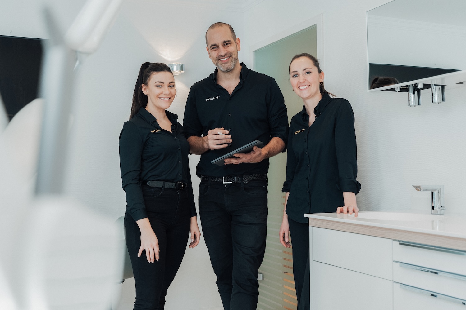 Gruppenfoto von drei Zahnärzten bei NOVA-Z