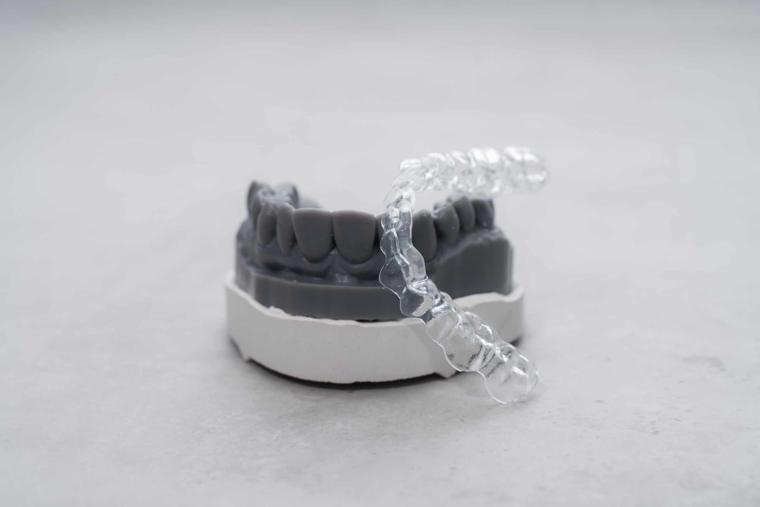 Naheaufnahme einer transparenten Invisalign-Zahnschiene für ästhetische Zahnkorrektur in München